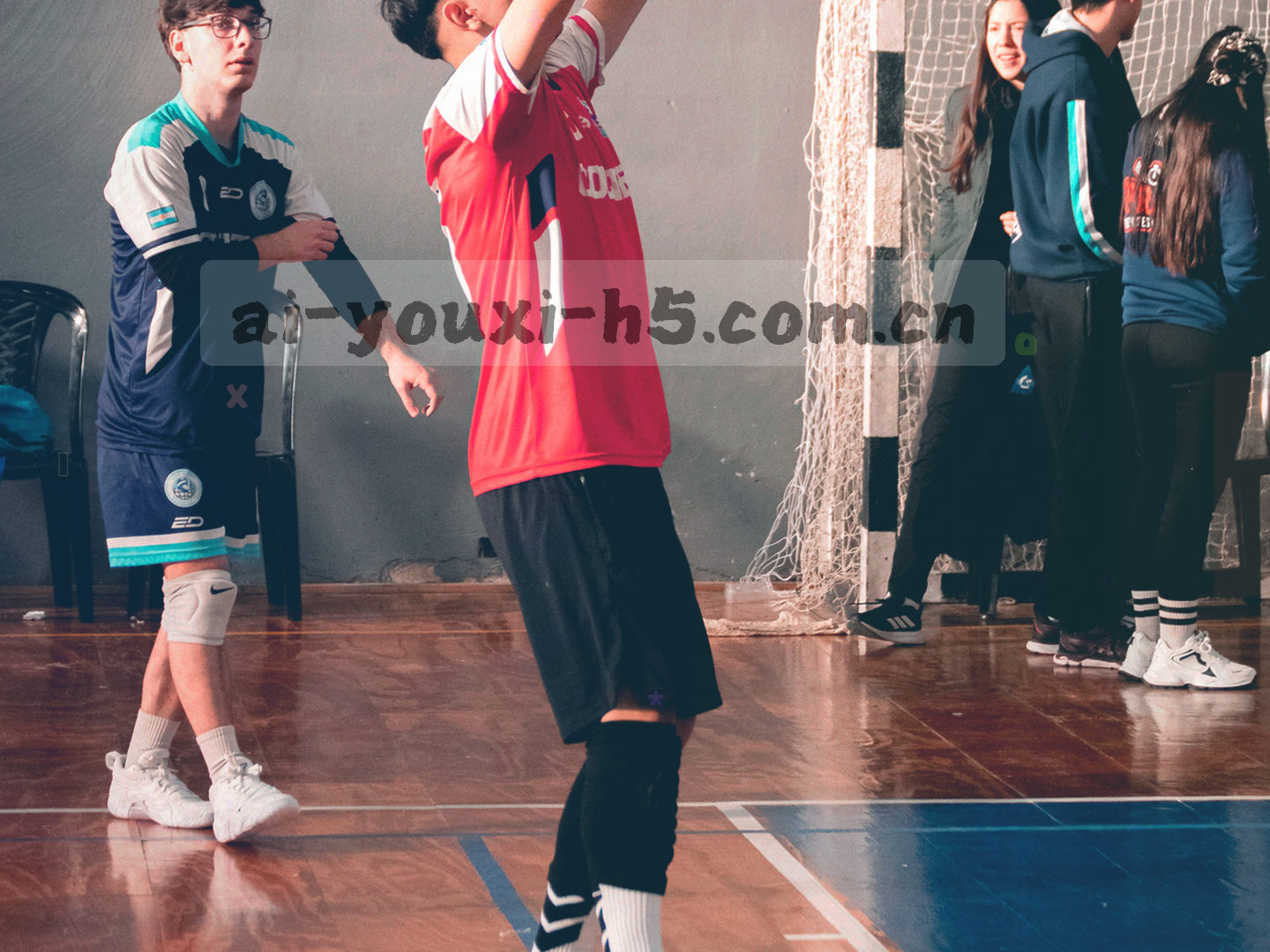 低角度球门网与边线视角的球场画面，叠加半透明数据网格